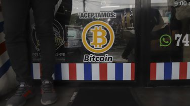 Aceptamos Bitcoin se anuncia en una barbería en Santa Tecla, El Salvador, el 4 de septiembre de 2021.&nbsp;