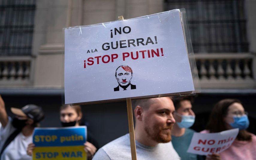 Un hombre enarbola un cartel contra la invasión de Rusia a Ucrania, en Buenos Aires, Argentina.