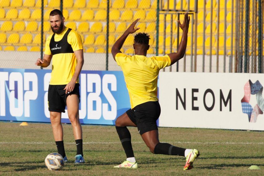 El delantero francés del Ittihad, Karim Benzema, asiste a una sesión de entrenamiento en vísperas del partido de la Liga de Campeones de la AFC entre el Al-Quwa Al-Jawiya iraquí y el Al-Ittihad saudí en el estadio Franso Hariri de Arbil, la capital de la región autónoma kurda del norte de Irak, en noviembre. 5, 2023. &nbsp;