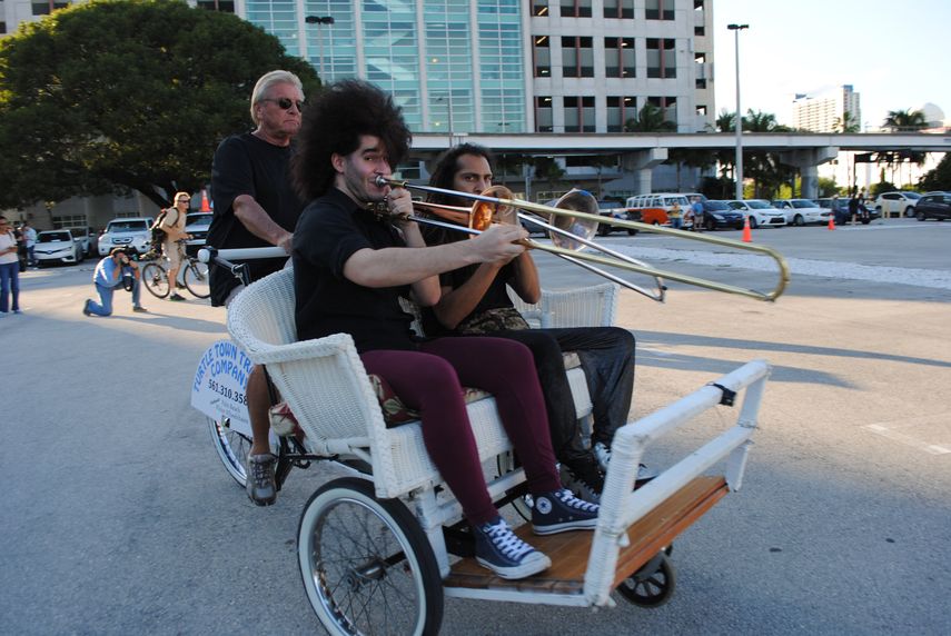 Trompetistas amenizando el evento Traffic Jam &nbsp; en&nbsp;Miami, Florida. La reconocida fama que tiene el tráfico de&nbsp;Miami&nbsp;ya cuenta con música de fondo, la Sinfonía I-95, ideada por el artista Steven Parker&nbsp;