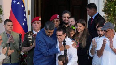 Nicolás Maduro (centro-izquierda) abraza a Alex Saab luego de que llegó al palacio presidencial de Miraflores, en Caracas, el miércoles 20 de diciembre de 2023. 