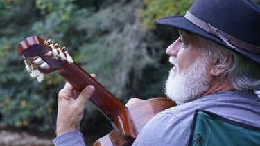 Carlos Solís, inspirado, escribiendo música en North Tennessee.&nbsp;