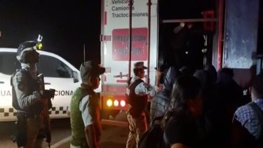 El Instituto Nacional de Migración (INM) y la Guardia Nacional de México encuentran más de 200 migrantes en un camión abandonado.