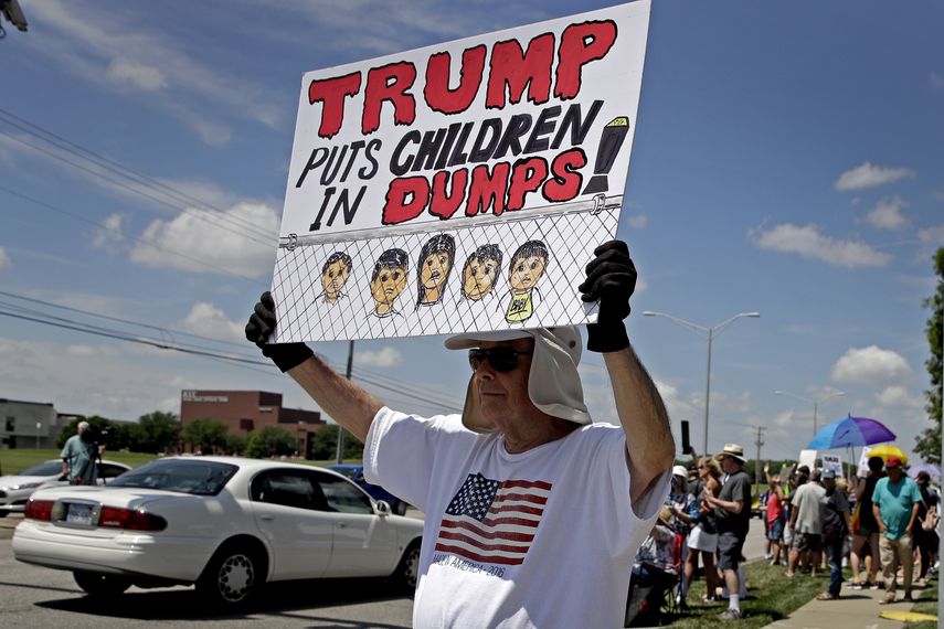John Wise, de Overland Park, Kansas, sostiene una pancarta en la que protesta el trato que reciben los solicitantes de asilo en los centros de detención migratoria, el martes 2 de julio de 2019, a las afueras de la oficina del senador Pat Roberts en Overland Park, Kansas.&nbsp;