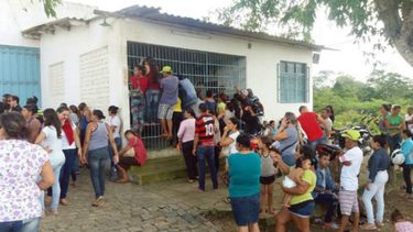 Familiares de los privados de libertad frente a la cárcel.&nbsp;