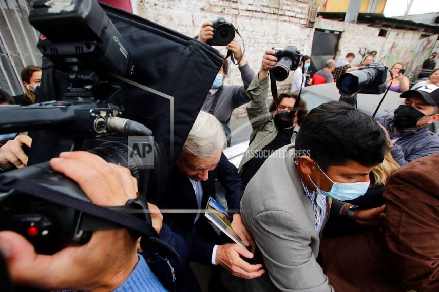 El candidato presidencial ultraderechista chileno José Antonio Kast se vio obligado&nbsp; a suspender una actividad de campaña