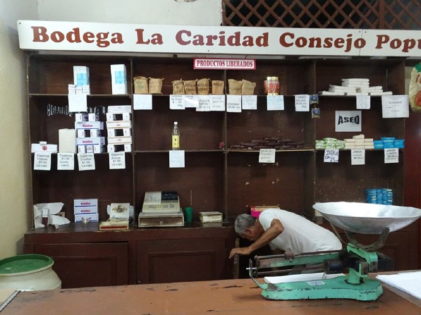 La sal, como todos los productos de la canasta básica se vende de manera racionada a través de la libreta y apenas alcanza para cocinar una semana