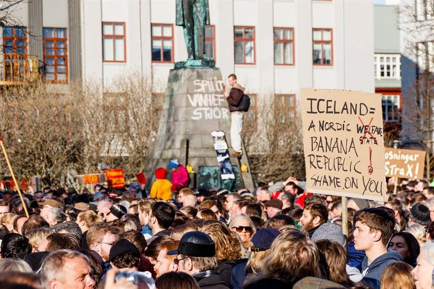 Manifestantes se concentran  durante una protesta que pide la renuncia del primer ministro islandés, Sigmundur David Gunnlaugson, frente al Parlamento en Reykjavic (Islandia). Ésta fue una de las primeras reacciones públicas una vez conocida la lista d