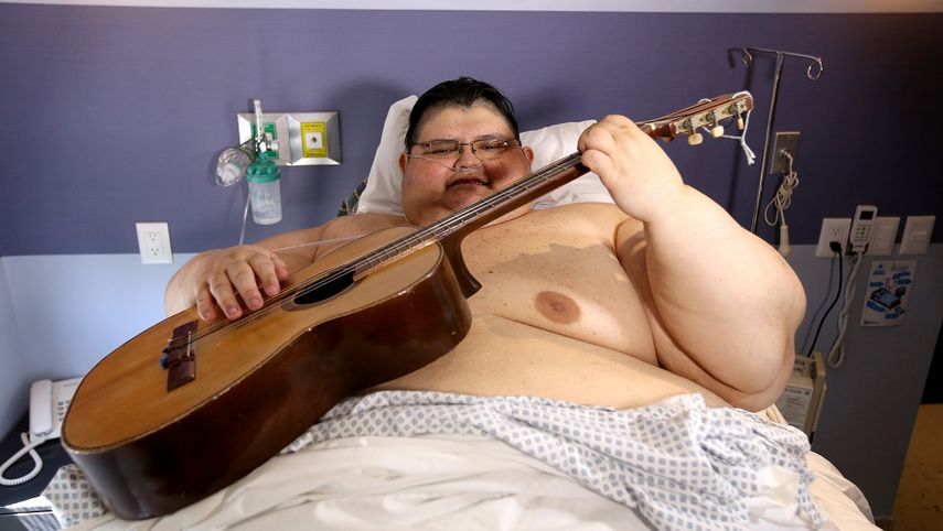 El mexicano Juan Pedro Franco, el hombre más obeso del mundo, toca una guitarra mientras espera la autorización médica para salir del hospital el miércoles 17 de mayo de 2017, en&nbsp;Guadalajara, México, donde fue sometido el 9 de mayo a una cirugía de reducción de estómago. &nbsp;