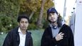 En esta imagen proporcionada por Beacon Pictures 2022 el actor Ezekiel Pacheco, izquierda, y el director Augustus Meleo Bernstein en el set del thriller At the Gates.