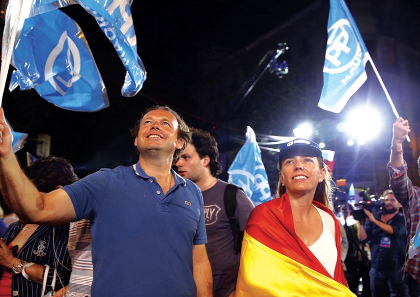 Miles de madrileños celebran la victoria en las calles de la capital. (EFE)