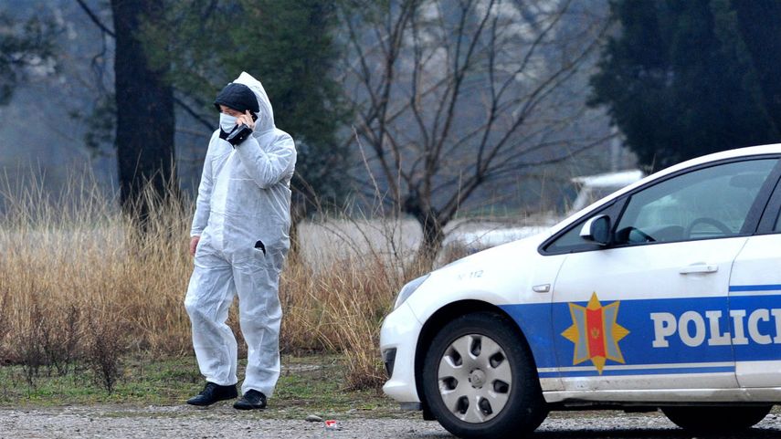 Policías forenses de Montenegro inspeccionan los alrededores de la Embajada de EEUU