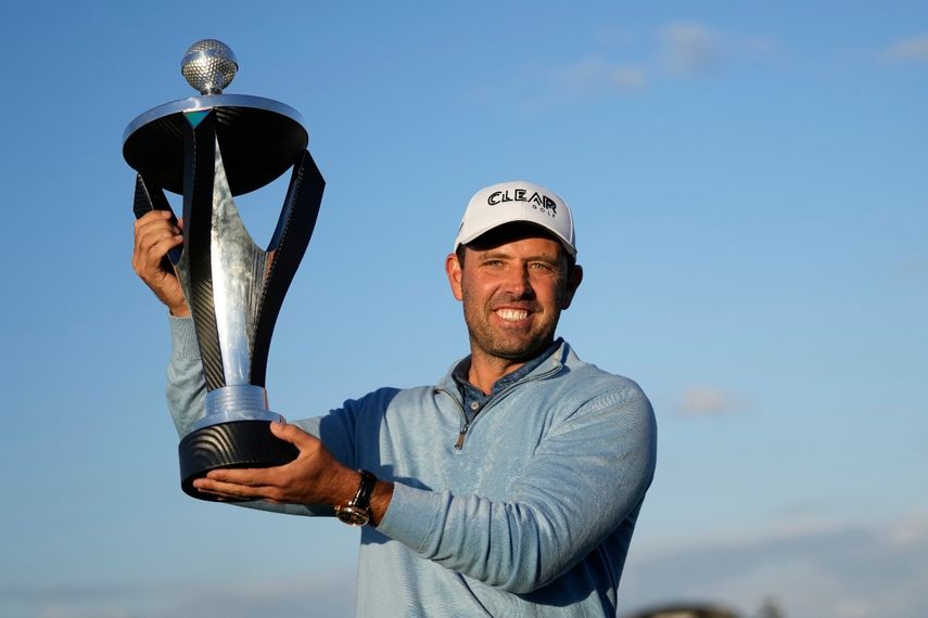 El sudafricano Charles Schwartzel sostiene el trofeo de la primera edición del LIV Golf Invitational, el sábado 11 de junio de 2022, en St. Albans, Inglaterra&nbsp;