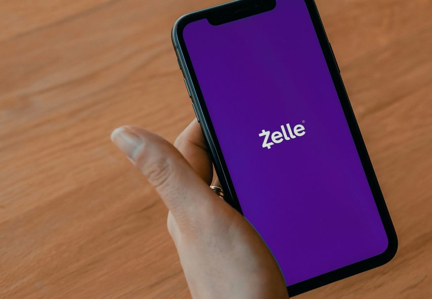 Imagen referencial de un teléfono con la aplicación Zelle.&nbsp;