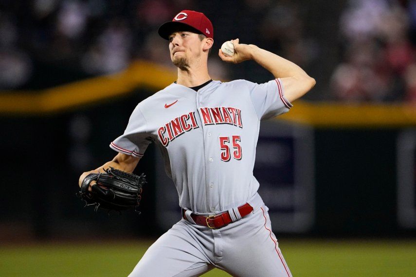 Brandon Williamson, de los Rojos de Cincinnati, lanza en contra de los Diamondbacks de Arizona durante la primera entrada del juego de béisbol del jueves 24 de agosto de 2023, en Phoenix.
