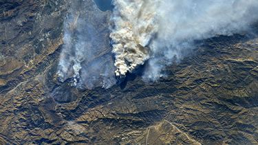 Fotografía cedida por la NASA que deja ver desde la Estación Espacial Internacional la magnitud del incendio que consumía el sur de California este 9 de diciembre de 2017. 