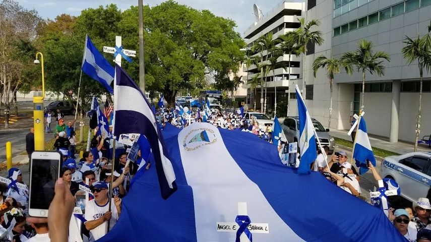 Marcha de las cruces, en Miami, en memoria de los caídos en Nicaragua a manos del régimen de Daniel Ortega.