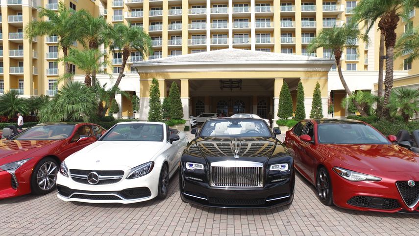 Los autos expuestos en el hotel Ritz-Carlton de Key Biscayne