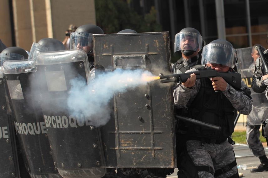 Policías se enfrentan con manifestantes el miércoles 24 de mayo de 2017 en la Explanada de los Ministerios, en Brasilia, Brasil.