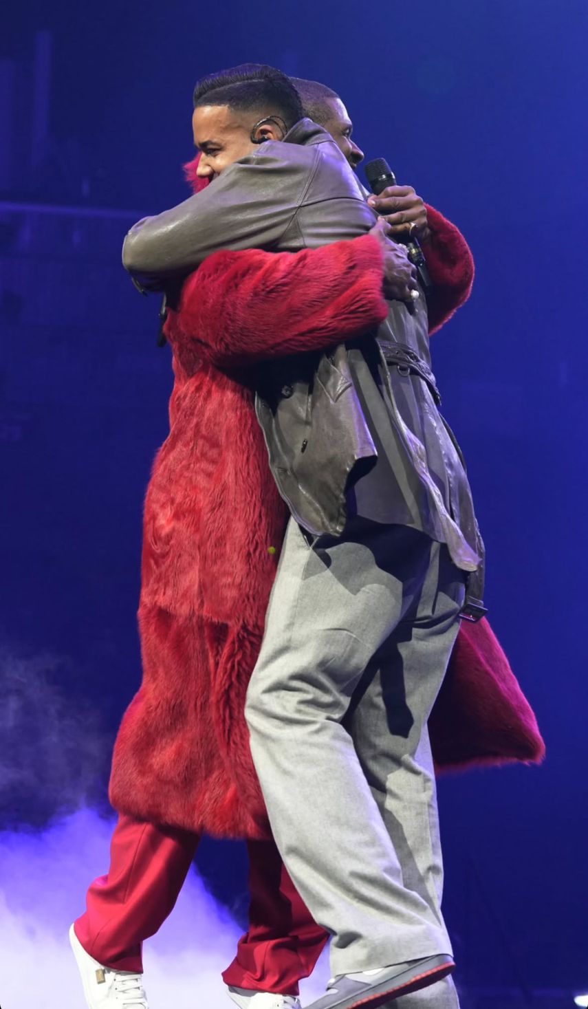 Romeo Santos se presenta de sorpresa en el concierto de Usher en Nueva York el 5 de diciembre de 2024.