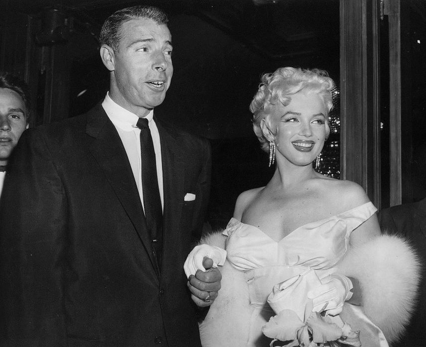 El pelotero Joe DiMaggio junto a su entonces esposa Marilyn Monroe. (AP)