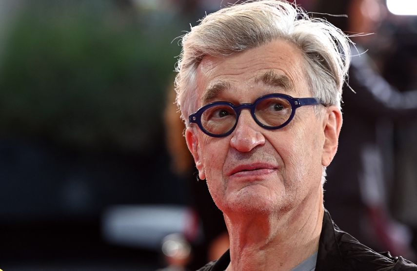 El cineasta alemán Wim Wenders, de 76 años de edad, posa a su llegada al Teatro Nacional de Bosnia para la ceremonia de apertura de la 27 edición del Festival de Cine de Sarajevo, en Sarajevo, el 13 de agosto de 2021.