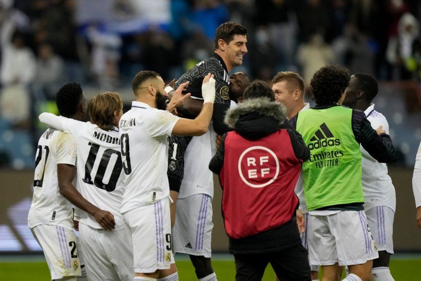 Jugadores del Real Madrid celebran después de imponerse en tanda de penaltis en la semifinal de la Supercopa de España entre Real Madrid y Valencia, en Riad, Arabia Saudita, el miércoles 11 de enero de 2023.&nbsp;