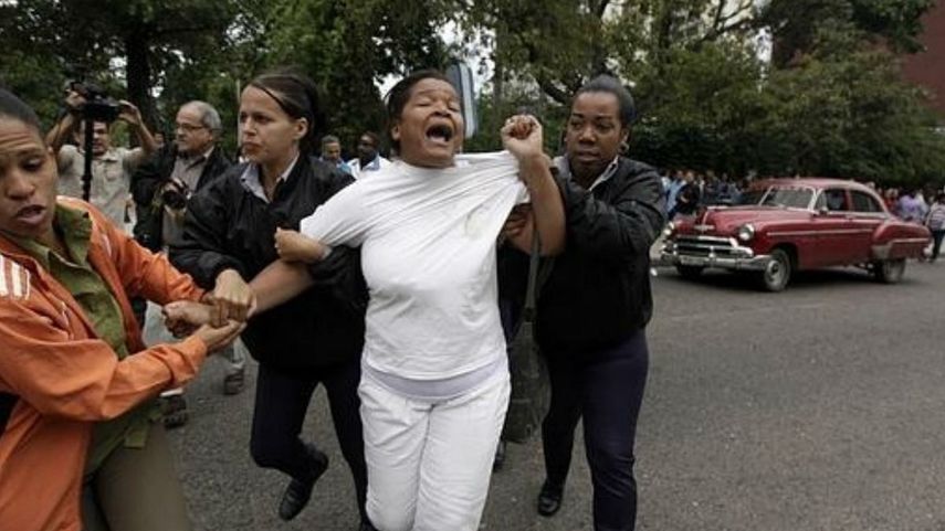 Imagen de archivo de la detención de una integrante de las Damas de Blanco en La Habana.