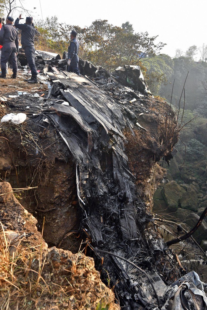 Los rescatistas se reúnen en el lugar de un accidente aéreo en Pokhara el 15 de enero de 2023. 
