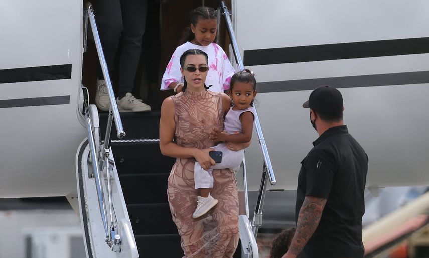 Kim Kardashian con algunos de sus hijos a su llegada a Rep&uacute;blica Dominicana.&nbsp;