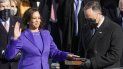 Kamala Harris rinde juramento como vicepresidenta ante la juez de la Corte Suprema Sonia Sotomayor mientras su esposo Doug Emhoff sostiene la Biblia en la 59a ceremonia de investidura presidencial en el capitolio en Washington DC. Kamala Harris rinde juramento como vicepresidenta ante la juez de la Corte Suprema Sonia Sotomayor mientras su esposo Doug Emhoff sostiene la Biblia en la 59a ceremonia de investidura presidencial en el capitolio en Washington DC.