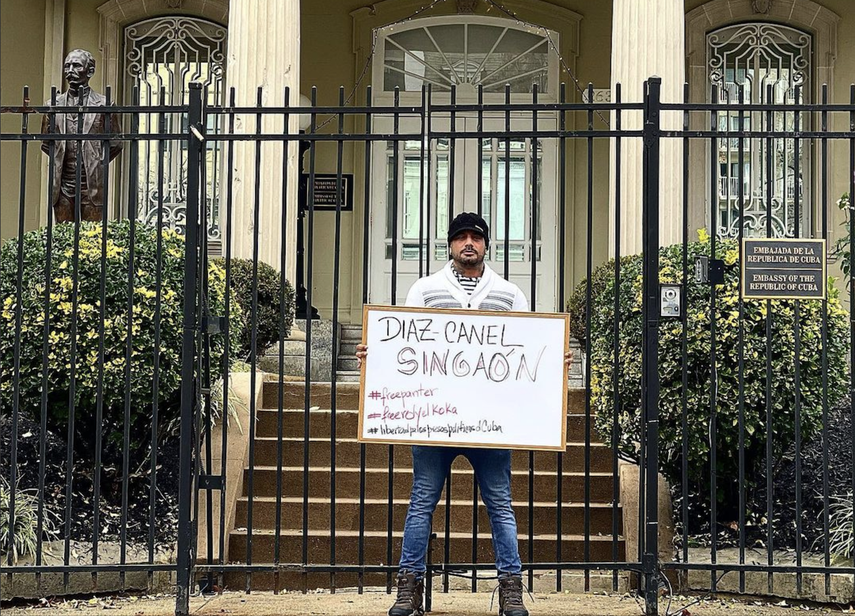 Al2 El Aldeano frente a la Embajada del régimen cubano en Washington D.C.&nbsp;