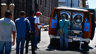 Varias personas hacen fila para lavarse las manos en una camioneta que recorre San Jos&eacute;, la capital de Costa Rica.