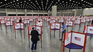 En imagen de archivo del 23 de junio de 2020, las cabinas de votaci&oacute;n se encuentran instaladas en el Ala Sur del Centro de Exposiciones de Kentucky para las votaciones primarias del estado, en Louisville, Kentucky.&nbsp;