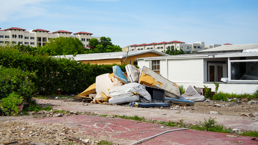 Montaña de colchones en medio de la demolición de las casas móviles en Sweetwater. Montaña de colchones en medio de la demolición de las casas móviles en Sweetwater.