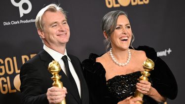 El director británico Christopher Nolan (izq.) y su esposa, la productora de cine británica Emma Thomas, posan en la sala de prensa con los premios a Mejor Director - Película y Mejor Película - Drama por Oppenheimer&nbsp;durante la 81ª entrega anual de los Globos de Oro en el hotel The Beverly Hilton en Beverly Hills, California, el 7 de enero de 2024.