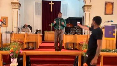 En esta imagen tomada de un video, Bernard J. Polite, de 26 años, intenta dispararle al pastor Glenn Germany, en la Iglesia Jesus Dwelling Place, en North Braddock, Pensilvania, el 5 de mayo de 2024.&nbsp;