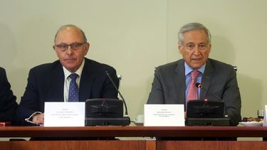 El ministro chileno de Relaciones Exteriores, Heraldo Muñoz (d), y el agente de Chile ante la Haya, Claudio Grossman (i), durante una reunión este martes 13 de diciembre de 2016, en Santiago de Chile.&nbsp;