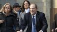 En esta foto del 21 de febrero del 2020, Harvey Weinstein sale de la corte durante las deliberaciones del jurado en su juicio por violaci&oacute;n en Nueva York.&nbsp;