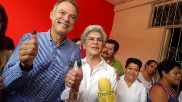 En esta fotografía de archivo del 7 de noviembre de 2004, el entonces candidato a la alcaldía Pedro Joaquín Chamorro Barrios y su madre, la expresidenta de nicaragüense Violeta Barrios de Chamorro, muestran sus pulgares manchados con tinta indeleble luego de emitir su voto, en Managua.&nbsp;