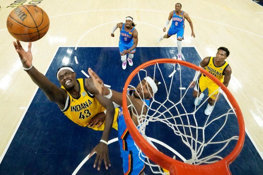 Pascal Siakam #43 de los Indiana Pacers lanza contra Shai Gilgeous-Alexander #2 del Oklahoma City Thunder durante la segunda mitad del tercer partido de las Finales de la NBA de 2025 en el Gainbridge Fieldhouse el 11 de junio de 2025 en Indianápolis, Indiana.  Pascal Siakam #43 de los Indiana Pacers lanza contra Shai Gilgeous-Alexander #2 del Oklahoma City Thunder durante la segunda mitad del tercer partido de las Finales de la NBA de 2025 en el Gainbridge Fieldhouse el 11 de junio de 2025 en Indianápolis, Indiana.