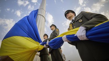 En esta imagen, proporcionada por la oficina de prensa de la presidencia de Ucrania, soldados de la guardia de honor se preparan para izar la bandera nacional durante la celebración del Día Nacional de la Bandera, en Kiev, Ucrania, el 23 de agosto de 2022.&nbsp;