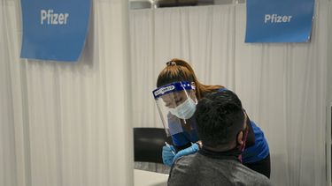 Una enfermera administra una vacuna contra el COVID-19 desarrollada por Pfizer a un paciente en EEUU.