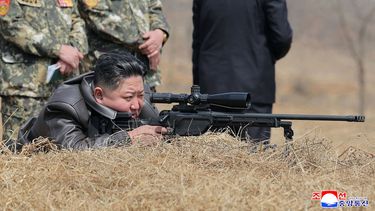 Esta fotografía, tomada el 4 de abril de 2025 y publicada por la Agencia Central de Noticias de Corea del Norte (KCNA) vía KNS el 5 de abril de 2025, muestra al líder norcoreano Kim Jong Un (centro) mirando a través de la mira telescópica de un fusil mientras visita una base de entrenamiento de las fuerzas de operaciones especiales del Ejército Popular de Corea para observar una sesión de entrenamiento exhaustiva, en un lugar no revelado de Corea del Norte.&nbsp;