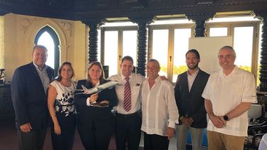 Funcionarios del turoperador estatal cubano Havanatur celebran el inicio de la venta de boletos de avión de American Airlines este 15 de octubre.