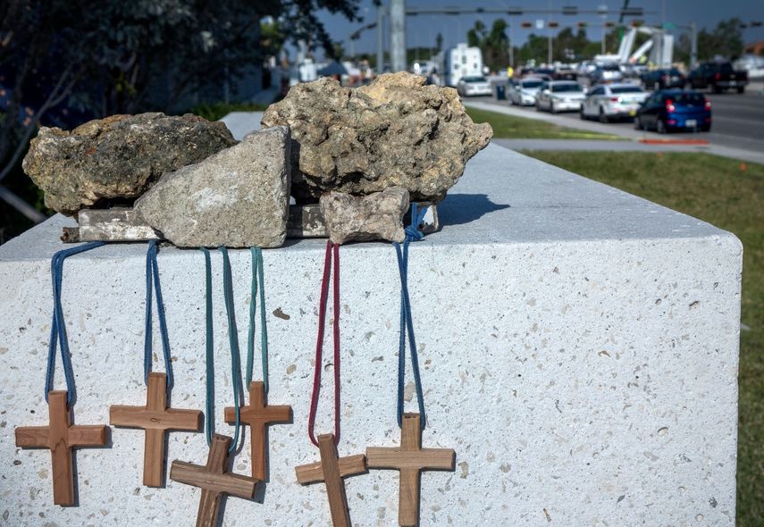 Cruces de madera que recuerdan a las seis víctimas del colapso del puente de FIU en Miami.&nbsp;