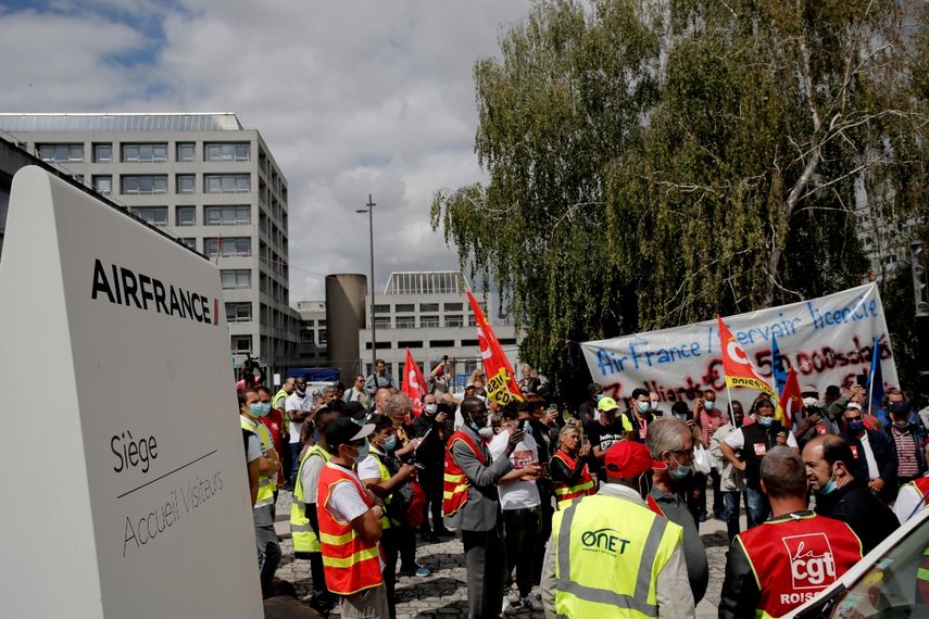 Trabajadores de Air France participan en una protesta frente a las oficinas generales de la empresa en Tremblay-en-France, en las afueras de Par&iacute;s, el viernes 3 de julio de 2020.&nbsp;