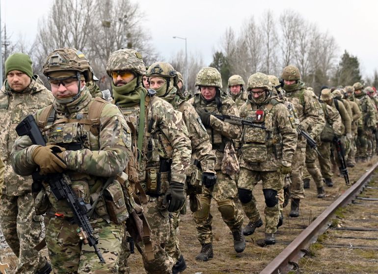 Fuerzas militares de Ucrania participan en ejercicios ante la latente amenaza de invasión de Rusia.