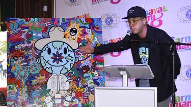 El artista V&iacute;ctor Garc&iacute;a, autor del p&oacute;ster de Carnaval Miami 2020.0