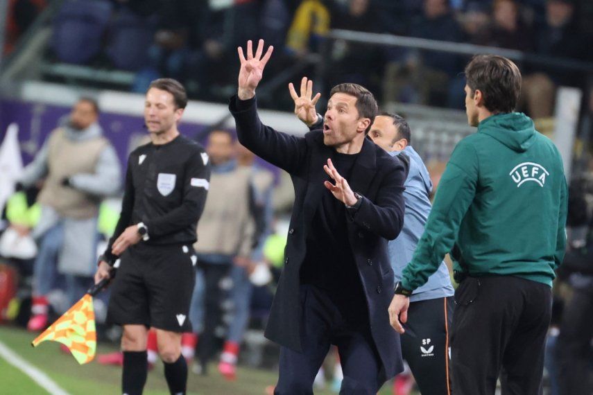 El entrenador en jefe del Leverkusen, Xabi Alonso, centro, durante el partido de vuelta de los cuartos de final de la Liga Europa entre Union St. Gilloise y Leverkusen en el estadio Anderlecht de Bruselas, el jueves 20 de abril de 2023.  El entrenador en jefe del Leverkusen, Xabi Alonso, centro, durante el partido de vuelta de los cuartos de final de la Liga Europa entre Union St. Gilloise y Leverkusen en el estadio Anderlecht de Bruselas, el jueves 20 de abril de 2023.